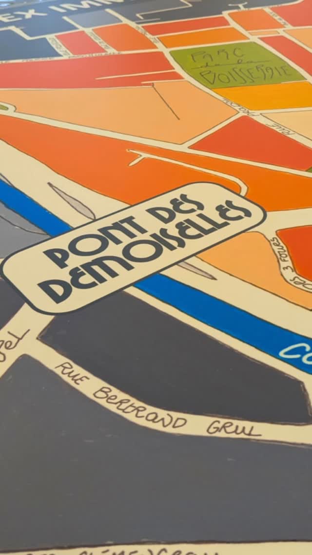 ✨ Un nouveau projet prend forme au PONT des DEMOISELLES 👁️
Retour sur le 🎨 projet FRESQUE 🎨 ou comment s'adapter à la demande d'un client ?
👉La demande 🖼️ : réaliser une fresque murale pour décorer et éviter les graffitis sur le mur d'une agence immobilière toulousaine. (😁Génial !!!)
👉Mes blocages 🫤🫣😱 :
Je ne peins mes cartes que sur des petits formats (le mur fait 3x3m) et je n'ai jamais réalisé de peinture murale !!
--- de petites heures à cogiter, google-iser, contacter...
👉Ma proposition 👍💡: réaliser la peinture comme d'habitude, sur papier, gouache, encre et aquarelle puis la transformer en panneau alu anti graffitis, fixé sur le mur extérieur de l'agence.
Le résultat 🥳 : il est visible dans l'une des rues les plus passantes du quartier... L'avez-vous déjà repéré ?😉
Restez connectés pour le découvrir en entier !! 🥳🥳
#nouveauprojet #fresquemurale #streetart #arturbain #designgraphique #creationmurale #artistefrançaise #illustratricetoulousaine #toulouse #pontdesdemoiselles #saintexupéry #agenceimmobiliere #decorationinterieur