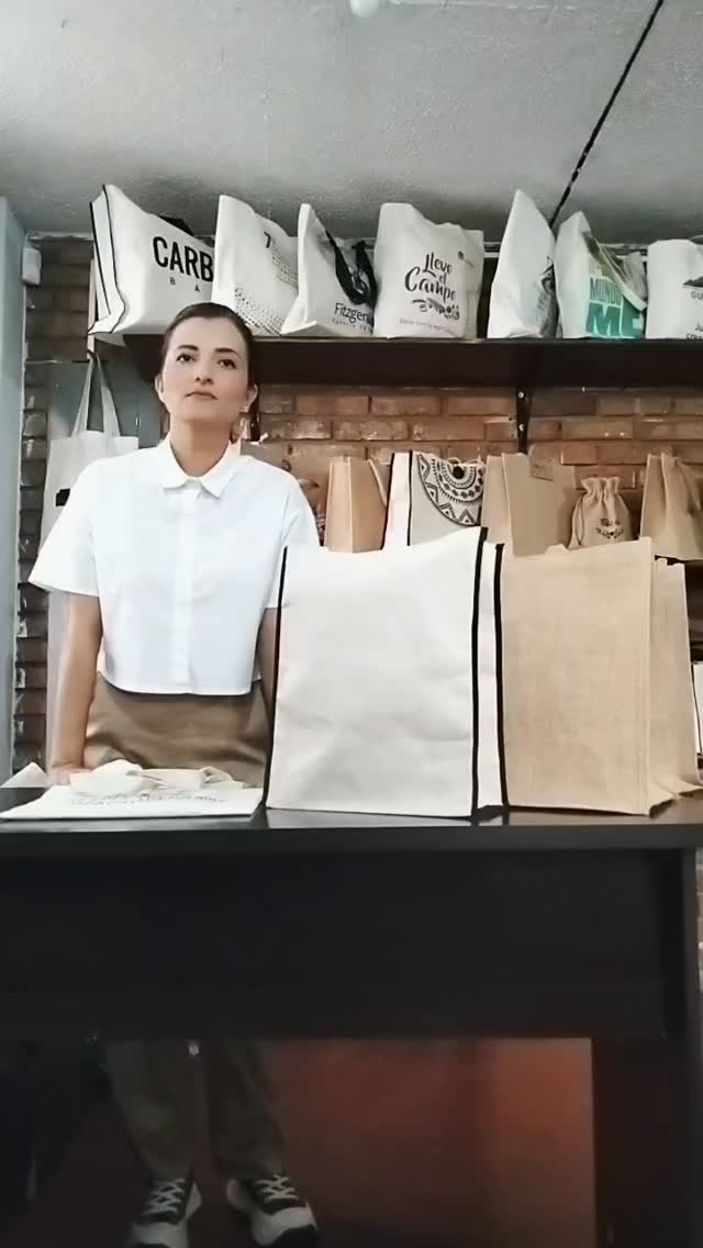 Dile adiós al plástico, en nuestra fábrica tenemos la opción de las bolsas ecológicas que son resistentes, reutilizables y de moda.
"Pequeñas acciones, grandes cambios"
#lienzo
#mercadeo
#bolsasnaturales
#artesanal