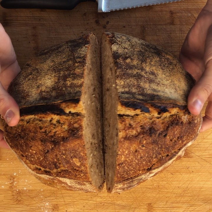 Solo 4 parole per definire questo pane:
➖ integrale
➖ enkir ➖ lievito madre ➖ semi di girasole
Madó e come suona 🎼