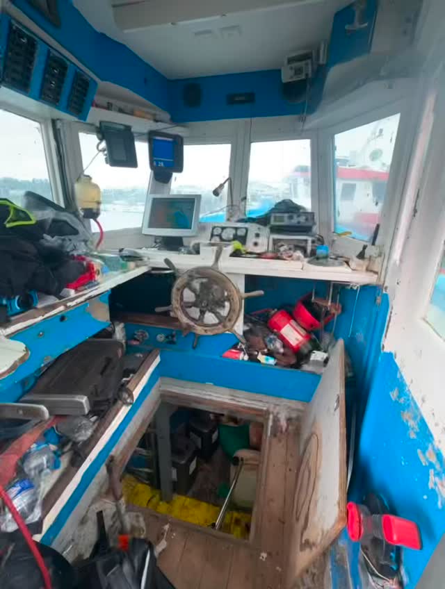 🙏 Merci à vous tous d’avoir été au rendez-vous cette saison !
Votre confiance et votre satisfaction nous motivent chaque jour.
Demain c’est déjà ... le dernier Samedi de la saison ...
⚓ L’heure est venue de s’occuper du bateau
Quelques travaux et nous allons lui refaire une beauté🎨🚧
💪🏼 On se retrouve dès le 1er octobre pour partager ensemble la nouvelle saison des Coquilles ! 😋❤️
Ps : Une surprise arrive bientôt… En attendant, voici une vidéo qui retrace notre aventure depuis le tout début
#erquy #Bretagne #bretagne_tourisme #bretagneforever #bretagnetourisme #bretagnenord #pêchelocale #araignéesdemer #crustacés #poisson #fish #coquilles #coquillesstjacques #femmemarinpecheur #ventedirecteproducteur #ventedirect #local