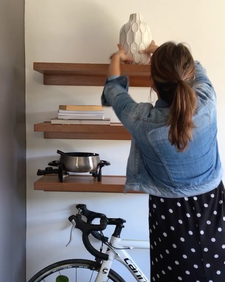 These shelves are in my dining room and since I don't want to buy any new decor right now -I’ll tell you why later- I decided to use things I already have that were lost in my kitchen.
Tip: Reposition items to decor your home. You may already have what you need!
~
Estas repisas las tengo en el comedor y para no comprar nada nuevo de decoración (después les cuento por qué) decidí utilizar cosas que ya tenía y que estaban escondidas en mi cocina.
Tip: reposiciona objetos para decorar tu casa. Puede que ya tengas lo que necesitas!
#pampeliskadesign #tipsdedecoracion #décor #deco #tipsparadecorar #homedecortips #makingyourhomebeautiful #decoracionfacil #homestyling