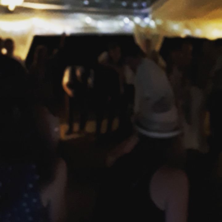 Nice one Daisy! You won the dance off. Nothing like a bit of egging on to get the bride in the dance off 😎😃💃
#themadhattersteapartyband #themadhatters #weddingpartyband #devonweddings #coversbanduk #rockmywedding