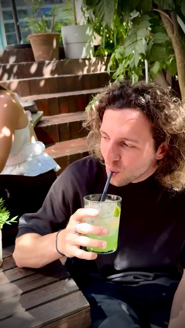 🍹 Spritz in der einen, Wolkenrand in der anderen Hand
Ihr schneidet eure Pizza mit der goldenen Schere auf und entdeckt den fluffigen Rand – der perfekte Mix aus Staunen und Genuss! 😎 Ein Schluck Spritz, ein Bissen Wolkenrand – so schmeckt Bella Italia auf unserer Terrasse.
#NuvaSpritz #Wolkenpizza #GoldeneSchere #DolceVita #PizzaRandLiebe