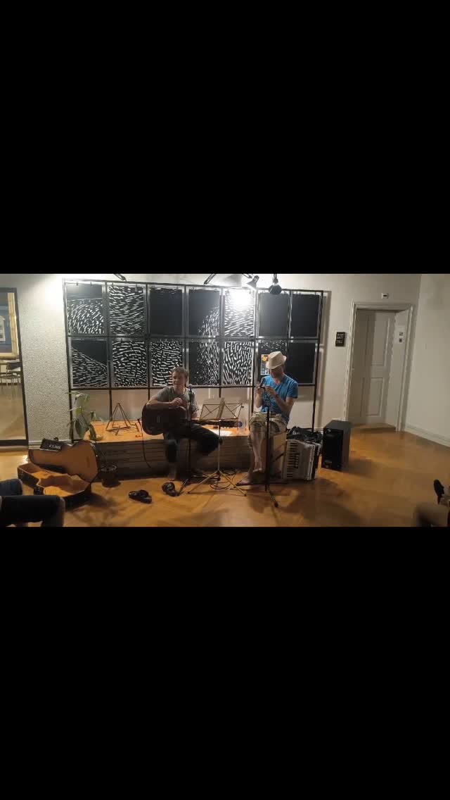 Han mer da wuchenend dörfe en Lebenstraum erfülle... Eimol ade Jazztag Lichtensteig dörfe uftrete...
Aso @jazztage_lichtensteig ... I wör denn für nögsti johr buechbar fürs KB-Zelt 😉
Danke a alli wo sind cho go luege...
Und vor allem au danke ah alli Chrampfer wo sones geils huere Festival organisiert hend...
And last but not least danke an best Singersongwriter in da wöörld... Hillvin! @kevin_ronny_kohler love yiu bruda...
Het mi u gfreut Bestandteil vo so öppis schönemdörfe zsiii...
#reisebeizli #lichtensteig #RathausfürKultur #gnüsse #offä #Bier #Wein #Aperitif #Summerbar #Foodtruck #Reisefüdli #wowtoggenburg #gemeindelichtensteig #toggenburg #wiefunktioniertdamitdänehäshtägs #keiahnig #hörejetztufdemit