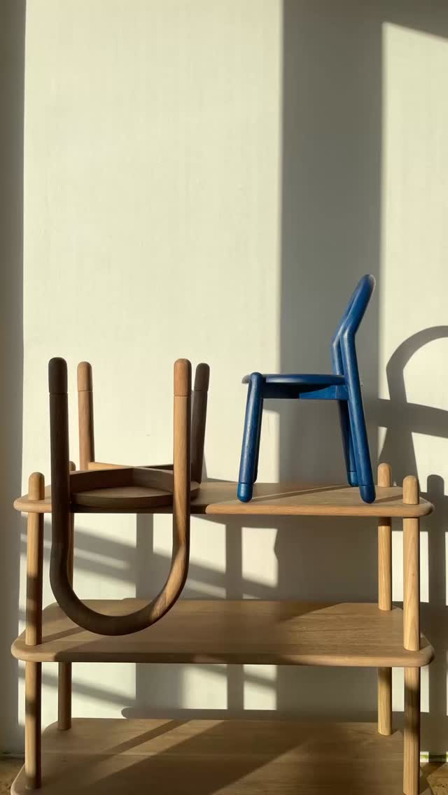 • PLOF krzesełko dziecięce @coto_kids •
Wykonane z litego drewna dębowego - solidne, piękne i na lata.
Dostępne w wersji ze stałą wysokością lub z możliwością regulacji nóg.
3 kolory, aby dopasować je do każdego wnętrza.
Laureat statuetki Must Have 2025 🏆
Ponadczasowy design, naturalne materiały i funkcjonalność, którą pokochasz.
PLOF - mały mebel , wielka historia.
#mebledladzieci #slowdesign #naturalnewnętrza #montessoriathome #mebledziecięce #polskidesign #mebledrewniane