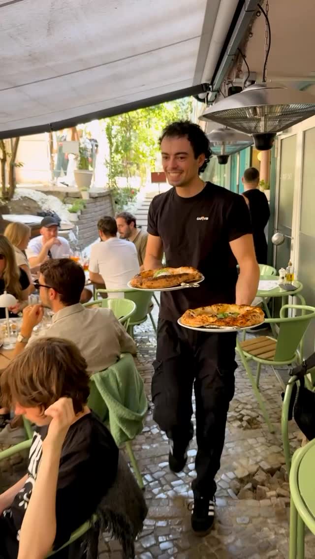 ☀️ Sonne, Spritz & Wolkenpizza
Ihr sitzt auf der Nuva-Terrasse, hebt die goldene Schere und schneidet eure Pizza auf – und plötzlich seht ihr den fluffigen „Wolkenrand“! 😲 Perfekt, um ihn zu bestaunen, abzubeißen und ein bisschen Dolce Vita zu fühlen. Wer braucht schon normale Pizza, wenn man Wolken haben kann?
#NuvaTerrasse #Wolkenpizza #GoldeneSchere #PizzaRandMitWow #DolceVita #SpritzUndPizza