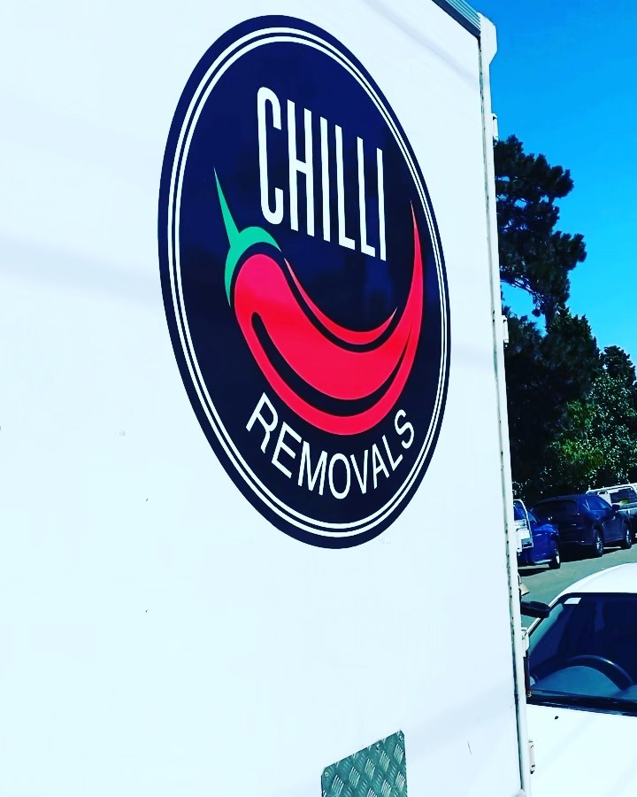 When parking is tight... we still get the job done👌🏾, our truck has a beautiful side door that has proves to save the day many times.
@chilliremovals
www.chilliremovals.com.au
#maroubrabeach #sydney #australia #movingday #thightparkingspot #removalist #easternsuburbs #sidedoor