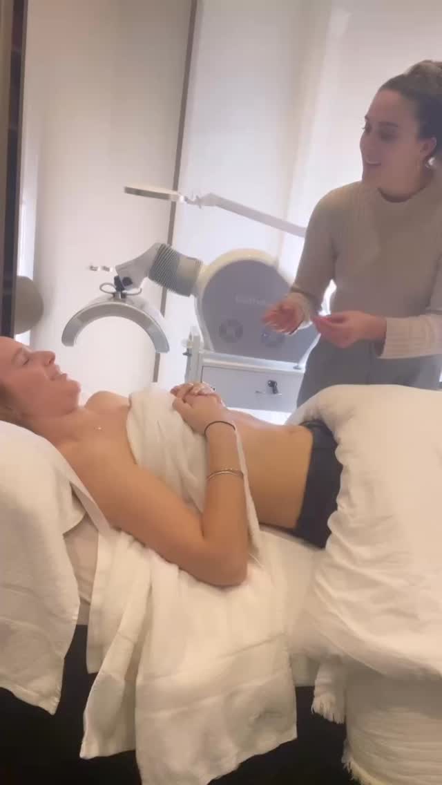 Digestive issues aren’t just about what you eat… they’re often linked to stress, inflammation, and the gut–brain connection.
Acupuncture supports your digestive system in multiple ways:
• Calms inflammation in the digestive tract
• Regulates bowel motility to ease bloating, constipation, or diarrhoea
• Improves blood flow to abdominal organs for better repair and nutrient absorption
• Activates the parasympathetic nervous system to encourage your natural “rest and digest” response
• Helps balance the gut microbiome by aiding the clearance of overgrowths and fostering a healthy environment for beneficial bacteria to thrive
• Balances the gut–brain axis, easing stress that can trigger digestive symptoms
When your gut is functioning well, everything from energy to skin clarity to mood can improve 🙌
#guthealth #guthealthmatters #guthealthy #goodguthealth #microbiome #digestion #digestivehealth #immunesystem #antiinflammatory #functionalmedicine #acnetips #acupuncture #acupunctureworks #tcm #chinesemedicine #acupuncturist #integrativemedicine #naturalhealth