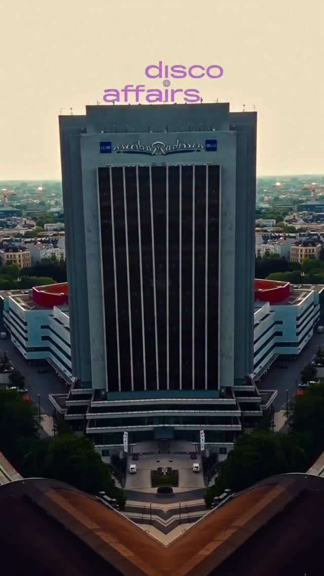 Our DJ Line Up for this Saturday!
@lynn.bernstein kicks off the afternoon on the CODA Terrace, followed by @lennartappe making his debut with us. Our residents @ericvornheim and @jeremy.amend will then take you on a House journey all the way into a golden sunset finale🪩☀️
#discoaffairs#housemusic#openair#sunset