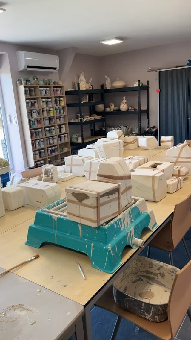 Het lijkt wel alsof het bijna kerst is in het atelier🎄🎄🎄 Maar buiten is het bijna 30 graden. De airco aan; en gaan met die 🍌