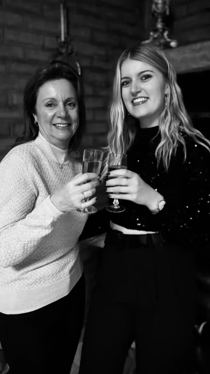 Happy 2025! 🎉
Wat een geweldig jaar! 🤩
Bedankt aan iedereen die ons dit jaar heeft bezocht.
We kijken ernaar uit om jullie vanaf 10 januari te verwelkomen in ons nieuwe salon op Wervikstraat 89, Zillebeke.
Tot snel!
Groetjes,
Bella Donna🤎