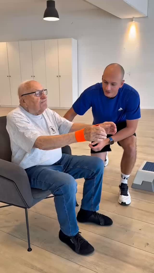 91 und 97 Jahre jung – und immer noch gemeinsam beim Personal Training! 💪❤️
#ageisjustanumber #strongfit #personaltraining #fitness #wetzikon #gym #muskelerhalt #trainingimalter