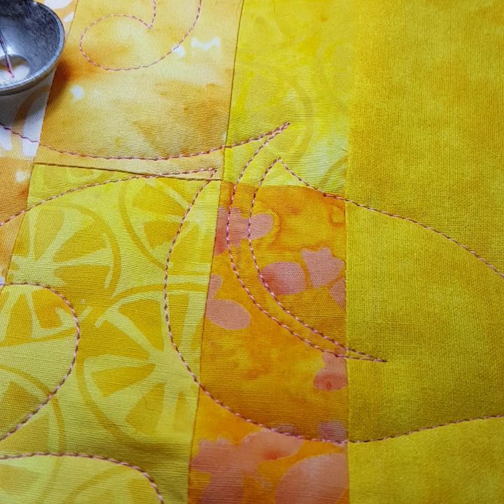 It's so mesmerizing watching my APQS Millie 30 quilt this! It's an edge to edge pantograph called "Painted Daisies" from @urban.elementz
#quiltingismypassion #quilts #longarmquilter #quiltersinvictoriabc #quiltersofinstagram #canadianquilter #apqsquilting #apqsmillie30 #quiltpath #thebatikplace #onlinefabricstore #painteddaisies #urbanelementz