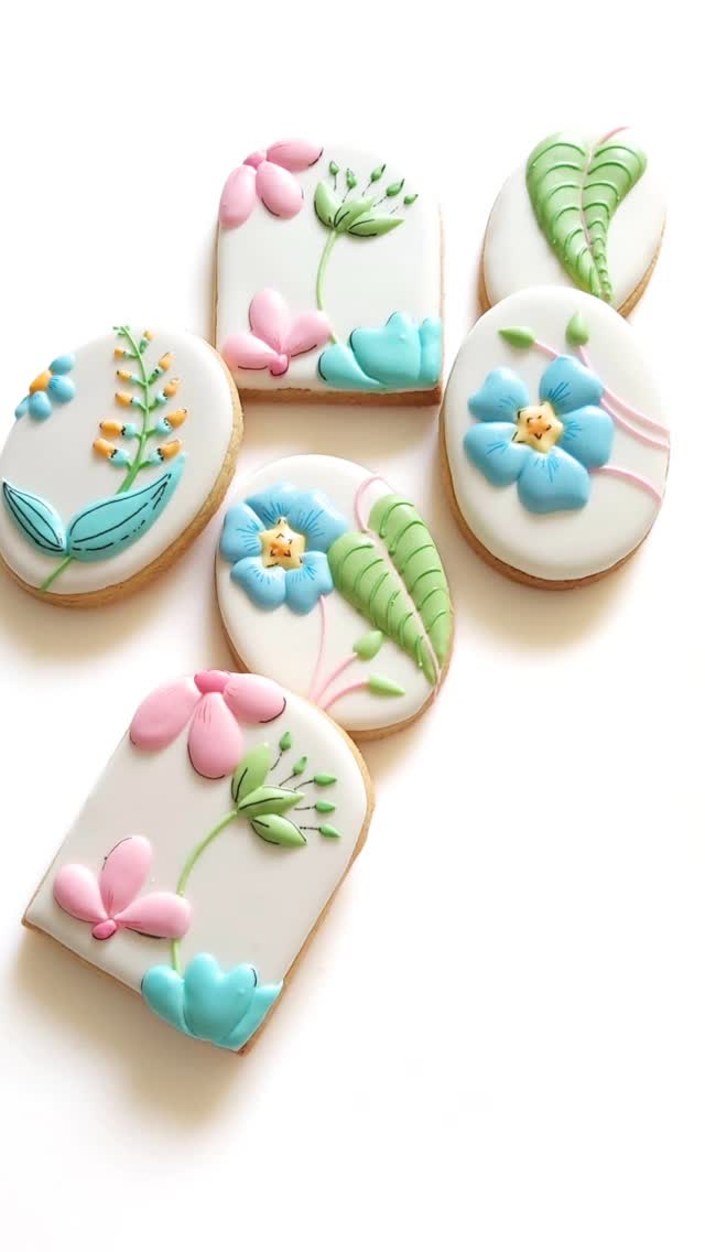 'Camo cookies' IYKYK for the secret biscuit lovers of this world...made for @mamas_renovation, Mr Bingley and Adrian to enjoy some 'posh dunking'
Thankyou @mamas_renovation for the chuckles ( best interiors reno feed on insta) and inspiration for the wallpaper cookie idea @harlequinfw woodland floral @sophierobinsoninteriors