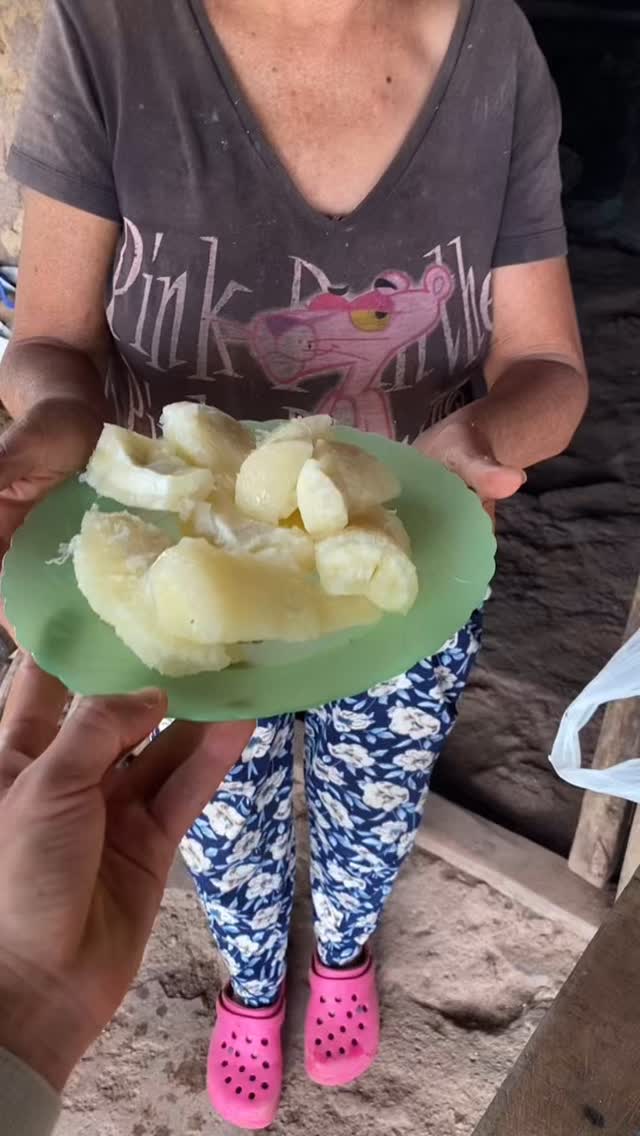 Caminando por La Peña🌅, sancocho de almuerzo ✅, claro que si. El mejor matrimonio de postre con café delicioso @cafebajosombra ☕️
.
¿Que esperas para venir a caminar?💥
.
#trekking #cañondelchicamocha #santander #trek