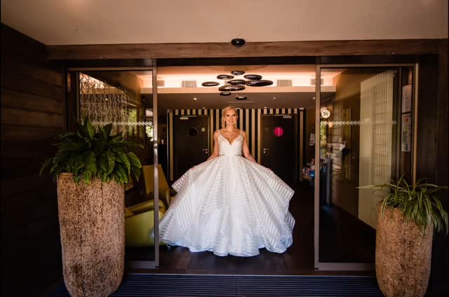 💍 3 ans déjà… et toujours ce “oui” qui résonne ✨
📅 13 août 2022 – le jour où nous avons renouvelé notre promesse.
Pas juste devant nos proches, mais devant la vie elle-même.
Un engagement vibrant, incarné… qui disait : je choisis encore, et toujours, toi. 🕊️
Depuis, il y a eu les rires, les voyages, les défis, les silences apaisants.
Il y a eu des projets qui nous portent, des moments simples qui valent de l’or, et ce fil invisible qui nous relie, plus solide à chaque saison. 🌿
🙏 Merci @francis_eb80 de faire de ma vie un endroit sûr et lumineux, de partager cette vision commune de l’amour et de la vie, et de me rappeler que le bonheur se construit dans les petits gestes comme dans les grands moments.
Merci aussi pour ton regard qui rassure, ta force tranquille, et cette façon de transformer le quotidien en un terrain d’aventures et de douceur.
Trois ans plus tard, je nous souhaite encore des dizaines d’années à marcher côte à côte, à grandir ensemble, et à faire de chaque étape un souvenir précieux.
À notre amour. À notre histoire. À tout ce qui reste à venir. 🕊️💖
#3AnsDeNous #AmourQuiDure #CérémonieLaïque #RenouvellementDeVœux #CoupleGoals #PartenaireDeVie #LoveStory #CheminÀDeux #Gratitude #Forever #AmesSoeurs
#Complicité #AmourVrai #VieDeCouple #TrueLove #ReelLove #StrongerTogether #AnniversaireDeMariage #IsabelleCurratCoaching #FitLeaderMoments