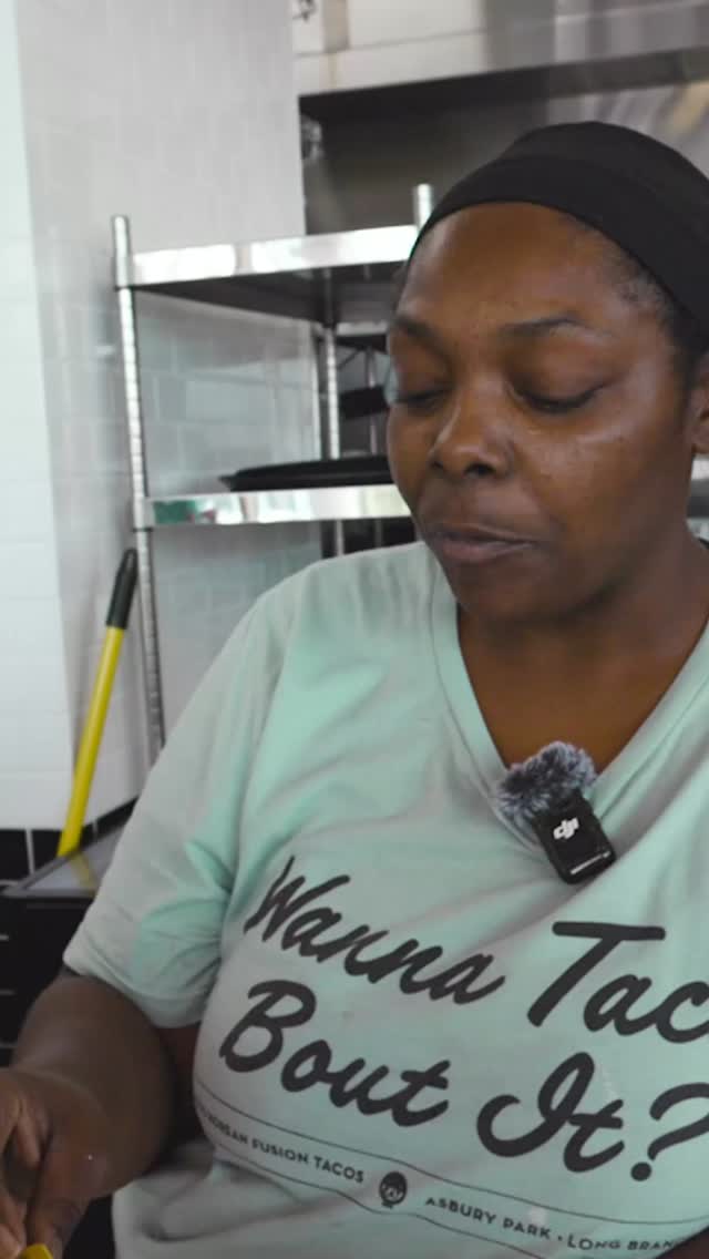 Summer on the boardwalk means hanging out with friends and making new ones. We ran in to fun people willing to give our Ol’ Stiles Blazin’ Honey a try. Our hot honey is made using 3 different varieties of chili peppers 🌶️ 🌶️ 🌶️ ground fresh here in New Jersey and blend it with savory fresh garlic 🧄 for an unmatched flavor. Try some today! #barbecue #foodie #koreantacos #mogotacos #chipsandsalsa #tacos #koreanfood #kbbq #longbranchnj #nj #newjersey #beach #summereats