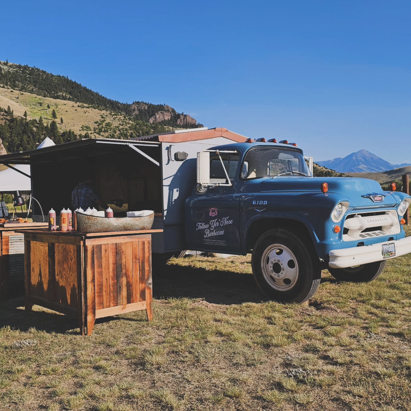 Oh the pretty places we get to slang BBQ. Honestly, its not hard to find them pretty places jn SW Montana.
🏔
2026 Prime weekend dates are already booking up and out. When making plans, I am the ultimate procrastinator, dont be that guy like me. Holla.
🤣
#montana #yellowstone #paradisevalley #barbeque #summer #classictruck #foodtruck #wedding #party #ranchparty