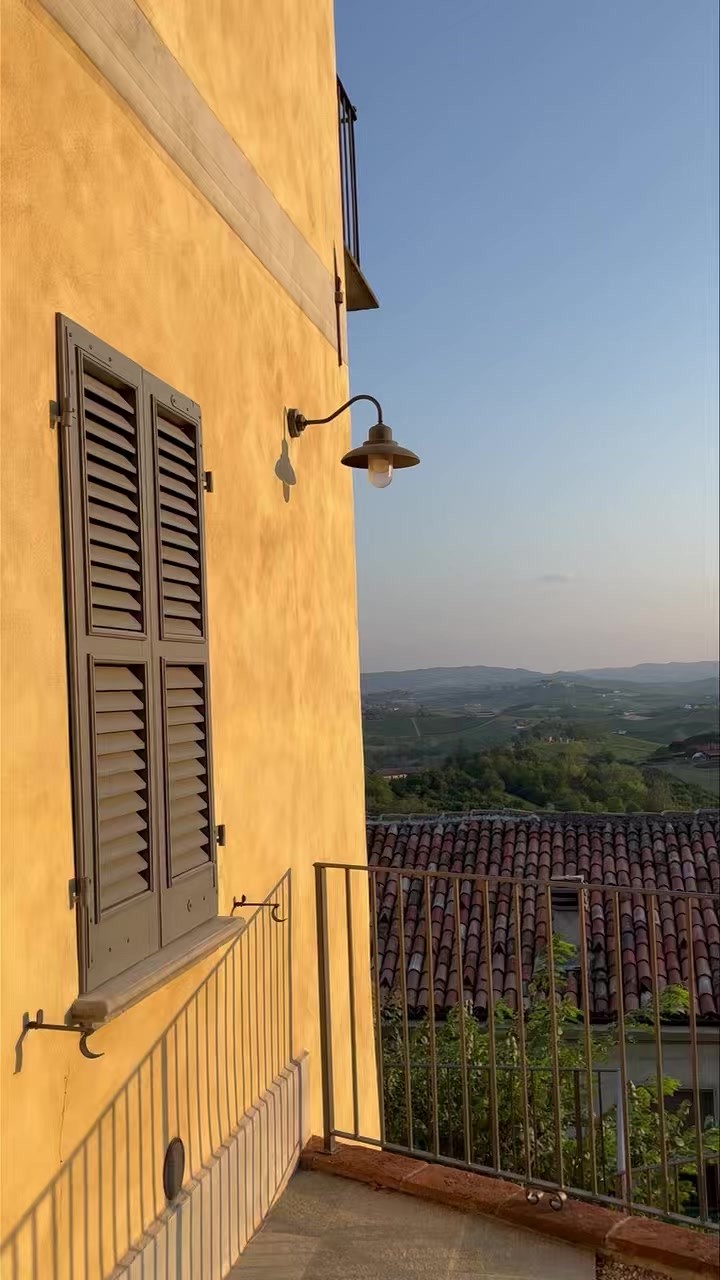 Our kind of winter wonderland 🌞 The Castello is closed for the season, but the booking office is always open! Benvenuti 🇮🇹
•
•
•
#piedmont #castellodivaglio #piemonte #asti #italien #italy #italytravel #italytraveldestinations