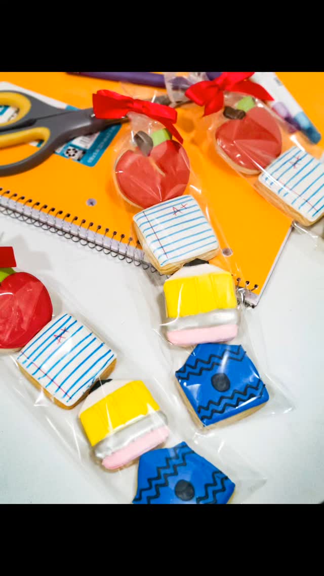 Back to school treats were a hit. I hope everyone enjoyed and can't wait to get started on bakers busy season. Halloween forward is the busiest time of the year so book your events now to ensure availability.
.
.
#backtoschoolwithheart #cookies#cookielady#teachertreats#teachergifts #royalicingcookies#cookiedecorating#cookiedecorator#safetyharbor#tarponsprings#dunedin#palmharbor#tampa #clearwater #localbaker#cookiesofinstagram