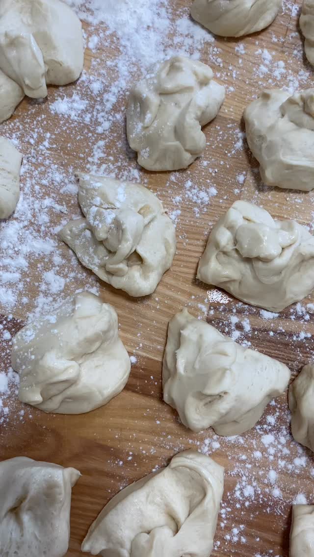 Bulky na burgery si pečeme samy 🍔
Jste tým mák nebo sezam?
#burger #catering