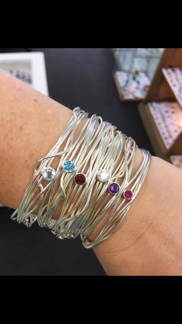 I make my stone set silver wrap bangles with a variety of different stones. Here are 6 stacked together to show the variety 😀😀 each is made by hand so they look different each time.
#abbyfilerjewellery #jewellery #jewelry #silverjewellery #handmade #frannyandfiler #contemporaryjewellery #silver #jewelleryshop #jewelleryaddict #topaz #garnet #aquamarine #amethyst #cubiczirconia #syntheticruby #silverbangle ##madebyhand