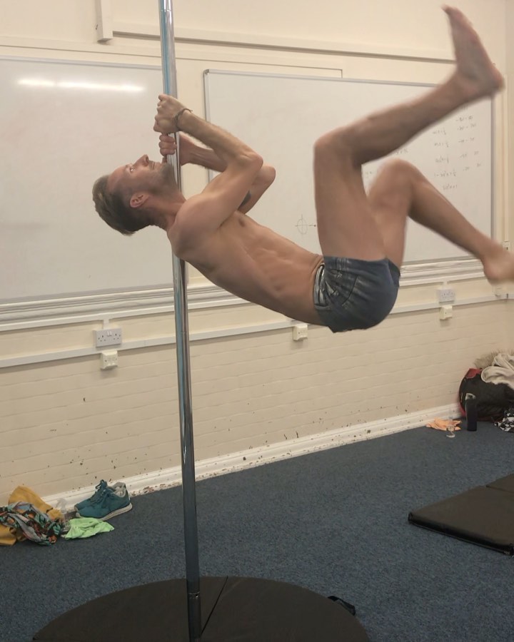 We’ve so loved having you all back in classes this month or so! 💕🥳
Our students have all been smashing their comebacks and we couldn’t be prouder. 💪🏻🥰
For example, here’s @smiley_sherwen cracking out a wonderful shoulder mount! Well done! 🎉
#poleclasses #fitnessclasses #brighton #brightonpole #pdshouldermount #polestudio #geminipolestudio
