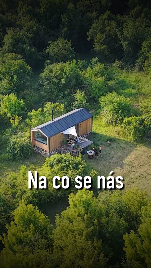 Na co se nás zákazníci nejčastěji ptají:
•💰 Kolik to stojí?
•❄️ Můžu v tom bydlet i v zimě?
•⏳ Jak dlouho trvá výroba?
#rosimi #tinyhouse #glamping #malydum #minimalism #tinyhousecz #drevenydum #celorocnibydleni #malydomek #bydleninasnu #rosimitinyhouse #domovnacestach #glampingcz #tinyhouseeurope
www.rosimi.cz