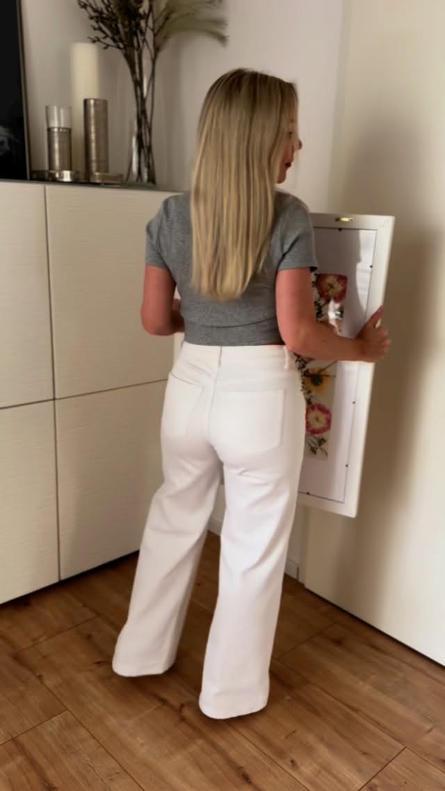 Wenn dein Brautstrauß zum Bild wird… eine schöne Erinnerung an den ganz besonderen Tag 😍
Möchtest du dich auch immer an diesen besonderen Moment zurückerinnern, wenn du an dem Bild vorbeiläufst? Dann lass deinen Brautstrauß auf diese Art konservieren 🤍 Reserviere dir dafür einen Termin auf der Homepage 🗓️
#weddinginspiration #weddingplanning #weddingingermany #blumenliebe #hochzeitsfotografie #weddingpresent #brautstrauß #brautkleid