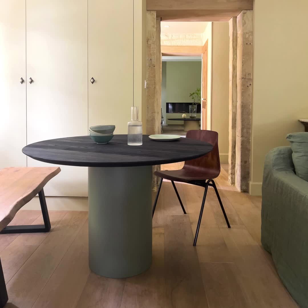 < WHAT'S NEW >
FOCUS MOBILIER / LAURENCE DU TILLY
La collection de tables " PRIMITIVES" a été créé en France par Laurence du Tilly, designer de sa marque éponyme, tel un hommage à l’Art Africain qui a baigné son quotidien depuis son enfance. Recherche de sobriété, dessins de lignes simples et essentielles, beauté des matières brutes. Cette ligne de tables à manger et aussi tables basses mixe harmonieusement un plateau de bois de frêne défibré puis teinté en noir dans la masse pour faire ressortir ses veines brutes avec en contraste un pied cylindrique en métal peint déclinable dans plus de 200 teintes RAL. Pour accentuer leur ligne épurée, les plateaux de bois sont façonnés à la main comme des ailes d’avion créant ainsi une table élancée d'une grande élégance. @laurencedutilly
#artisanat
#creation
#decoaddict
#decoration
#decorstagram
#design
#faitmain
#frenchdesigner
#furniture
#handcraft
#handcrafted
#homedecor
#inspiration
#instadeco
#interiordesign
#madeinfrance
#mobilier
#noir
#savoirfaire
#table
#tendancedeco
#vkbpr
#artafricain
#primitive
#bois
#metal #agencerp