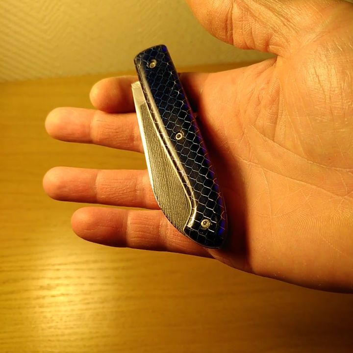 Petit Parisien lame en VG10 San Mai, manche nid d'abeille bleu, liseré gris, guillochage tirets étirés.
À vendre.