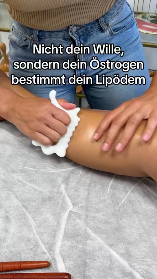 Östrogen kann beim Lipödem eine Rolle spielen, da es die Fettverteilung im Körper beeinflusst und oft mit dem Auftreten oder der Verschlimmerung der Erkrankung in hormonellen Phasen wie Pubertät, Schwangerschaft oder den Wechseljahren in Verbindung gebracht wird.
#maderotherapie #lipödem #münchen #anticellulite #massage #wassereinlagerungen