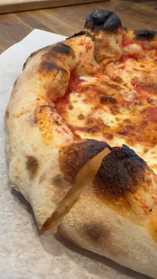 50:50 | fresh flour : biga
72% hydration
0% yeast in final mix | 2.8% salt
48h fermentation for a light, airy, and chewy texture packed with flavor. 🍕🔥
#napolitanskpizza #hjemmelagetpizza #pizzashop #pizzalovers #tipo00 #pizzaoppskrift #pizzarecipe