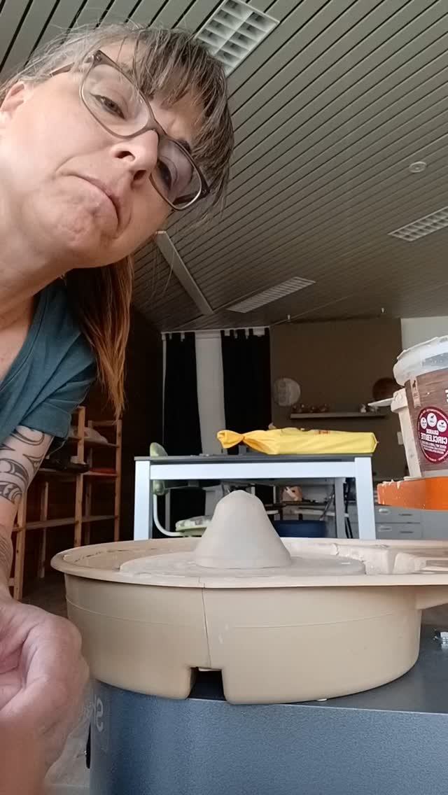 So, nun habe ich endlich rausgefunden, wie man so ein Video macht 😎 übrigens ist das mein konzentriertes Gesicht. Wenn ich arbeite, lache ich nicht 😅😅