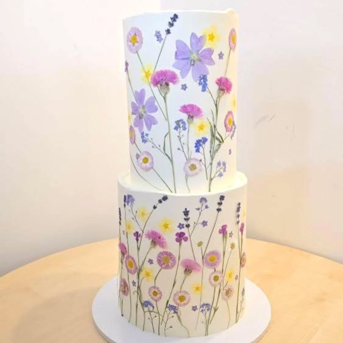 🌸A summer meadow in full bloom🌸
Delicate lilac Mallow, whimsical Lavender and perfectly pink Cornflowers - bring a fresh summer feel to this gorgeous cake.
Expertly crafted by @tlcakery - this beauty was made to turn heads!
#summervibes
#pressedflowers
#pressedflowercake
#wildflowercake
#summerwedding
#summerweddingcake
#bakinglove
