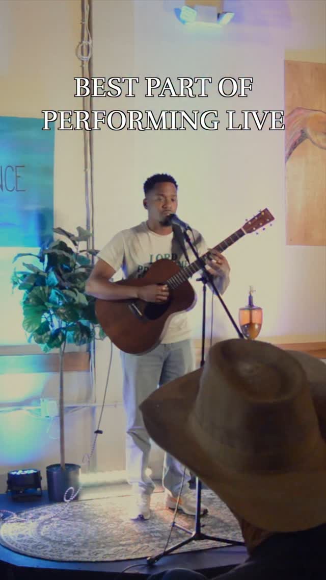I love #performing #live but there is nothing like #singing with the #audience . I felt like I was directing a choir they sounded so good.
This is an #openmic that I frequent called utterance hosted by @jeanetteandherstages and this moment was so special.
“Flowers” is out now. Stream it now on all platforms.
#jamiepage #jamiepageflowers #flowers #livemusic #singing #neosoul #randb #performance #snippet #acoustic #soulful