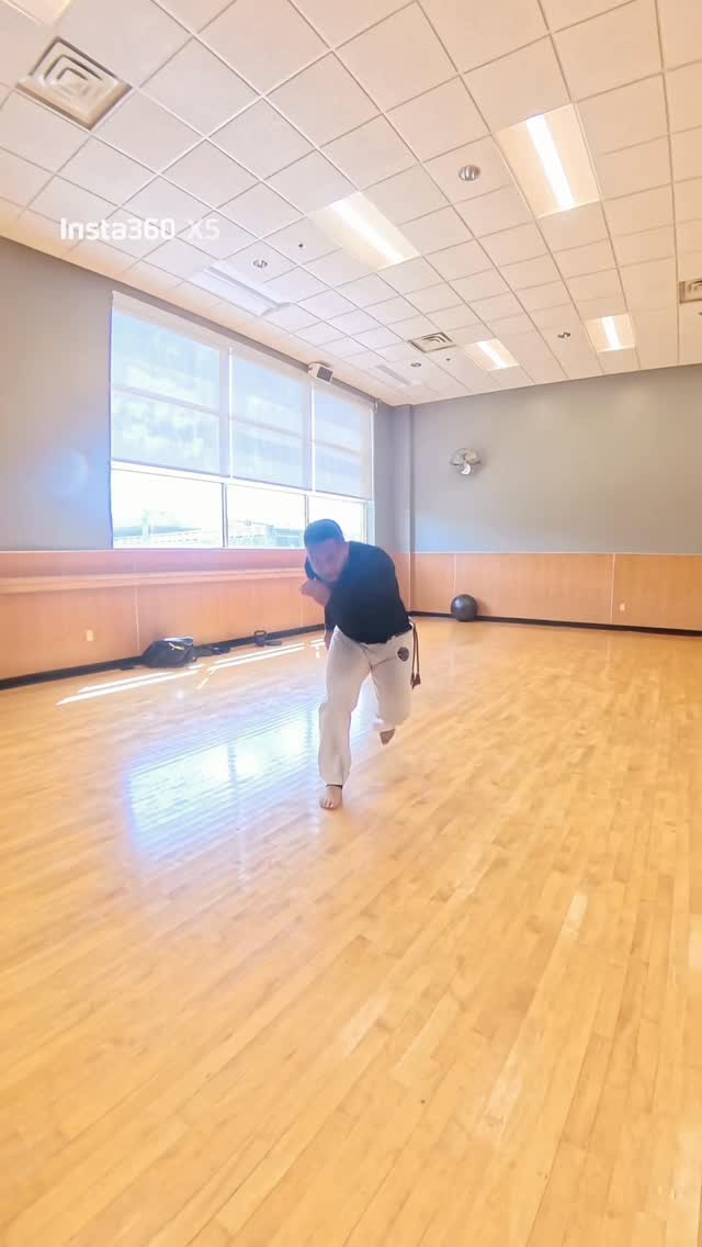 Sessão de treinamento louca ontem 🔥💪🏼😎
Às vezes eu esqueço como é divertido apenas
treinar movimentos
#peixeboicapoeira #mestrecurisco #mestreluabranca #capoeira #capoeiramovies #capoeirabrasil #capoeiranago #capoeiraregional #capoeiranotiktok #capoeiramales #capoeiraeassim #capoeiratreina #love #art #game #combat #fyp #fypシ #fypシ゚viral #foryoupage