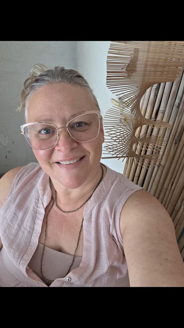 מאז ה-7.10.24 אני מרגישה צורך עז לעזור, לטפל, להתקרב, לעשות משהו בעל השפעה על המצב.
בזכות תוכנית עמית לזכרו של סמ"ר עמית מוסט ז"ל לוחם ביחידת נחל פלוגת עורב, אני זוכה לטפל בעיקר בנשים, שעשו מילואים, שבני זוגן שירתו ומשרתים. מקריבות ומקריבים את חייהם למען המדינה שלנו. למען עתיד ילדינו אמן🙏
אני תורמת מהידע, ניסיון, וחמלה בכך שאני מגשימה ומטפלת. אני זוכה להכיר נשים מלכות אחת אחת. אחת בהריון, השניה רוצה הריון, השלישית היתה בהריון במהלך המלחמה או ששירתה במילואים ועכשיו הגיע זמנה לממש את עצמה כאמא💖
אז אני אכן תורמת בדרך שלי כרפלקסולוגית ודולה, ומאמינה בכל ליבי שכל אחד ואחת מאיתנו יכולים וצריכים לתרום מהאיכויות/מתנות/כישורים שלו ושלה למען עתידנו. אני בטוחה שהנתינה שלכם תהדהד רחוק ותגדיל את הטוב לא רק במדינת ישראל. אנחנו חייבים להגדיל פי מליון...
טוב לב, אהבה, חמלה, נתינה וראיית האחר בעין טובה.
תודה לעמיתי זכרונו לברכה שחלם להיות פסיכולוג, לטפל באנשים ולהגדיל את האור בעולם.
במותו ציווה לנו חיים❤️