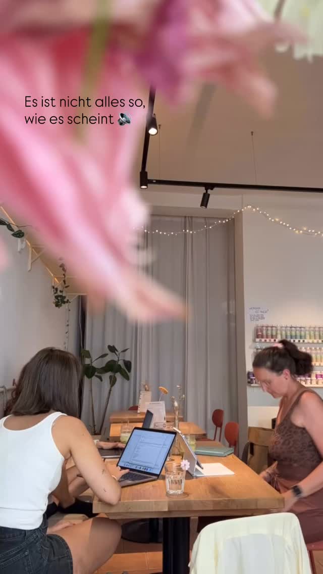 ✨ Es ist nicht alles so, wie es scheint ✨
Manchmal siehst du erst danach, wer wirklich an deiner Seite stand – und wer nur seine Rolle gespielt hat.
Toxische Verbindungen – ob privat oder beruflich – ziehen dich runter, schwächen dich und halten dich fern von deiner wahren Kraft.
💔 Sie lassen dich glauben, dass du zu viel bist.
💔 Sie schätzen deine Ehrlichkeit nicht.
💔 Sie nutzen deine Energie für ihr eigenes Spiel.
Aber:
💡 Dein Herz weiß meistens schon vorher, wo du wirklich sicher bist.
💡 Es spürt, wer mit Herz und Seele dabei ist – und wer nicht.
🔑 Wähle weise, mit wem du gehst.
🔑 Folge deinem Herzen – auch, wenn es bedeutet, loszulassen.
#Selbstwert #MindsetCoach #Authentizität #EnergieSchützen #ToxischeBeziehungen #Loslassen #Bewusstsein #Mindset #Selbstbestimmung #Energiearbeit #Herzensweg #GrenzenSetzen #InnerStrength #Unbound #Yoga #Coaching #UnboundHealth #Retreats