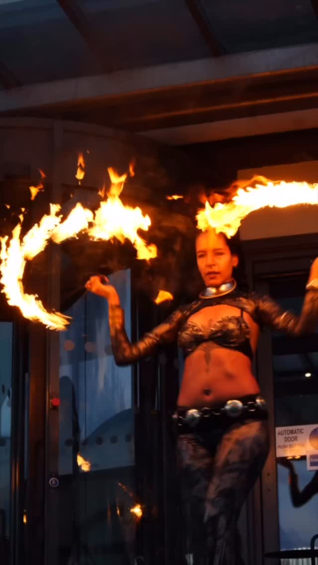 @apsa.hara gifts us the following in both French and English, and it speaks so perfectly to the depths and soul of what The SOLACE Project is about:
Le pouvoir du feu qui lorsque ne te brûle pas, te rends plus puissante, hypnotisante.
Quel bonheur de pouvoir manipuler un des éléments les plus beaux et un des plus dévastateur de la nature.
Avec respect et admiration car si nous arrivons à faire de tels spectacles, c’est par ce que ce feu se laisse manipuler comme ce feu intérieur qu’il faut savoir garder allumer mais qu’il faut aussi savoir manipuler pour ne pas se faire consumer de l’intérieur.
._._._._._.
The power of fire, which, when it does not burn you, makes you stronger, more mesmerising.
There is such joy in being able to command one of nature’s most beautiful and most destructive elements.
Always with reverence and wonder, for if we manage to create such breathtaking displays, it is only because the flame allows itself to be guided. Like that inner fire we must learn to keep alive, and learn as well to shape, so it does not consume us from within.
Infinite love and thanks to you Soumia and to all the @nu.ubuntuvillage crew that co-created this event and project you know who you are 🔥👊☀️🌌
Big Tune: Sahara - @ourmanmusic
Soul Tune: SOLACE - @_zackiel_
🎥 @shendaosilentfilms 👊🔥
-
-
-
-
#solace #project #film #single #zackiel #launch #ubuntu #village #101 #screening #event #andsoul #&soul #southall #nightvisions #fire #dance #spinning #movement #art #feu #danse #jonglage #eventails #fans #MusiquePoétique #SoulHealing #PoeticMusic #Solace #NewMusic