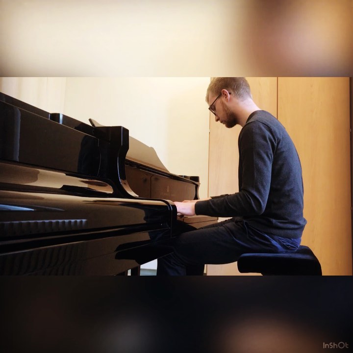 Someday my prince will come im 7/4 Takt 😊
Vor ein paar Wochen kam ich das erste Mal mit 7/4 in Kontakt (danke @felixfrommtrombonegiant ) und musste gleich mal bisschen rumprobieren, so ist dieses Arrangement entstanden 😁
#piano #somedaymyprincewillcome #snowwhite #jazzstandard #oddmeter #studymusic #jazzpianosolo #newinspiration #oddmeterjazz #disney