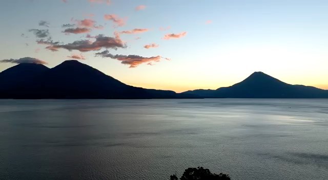 Day 1: Mira ese sunset over Lago Atitlan!
.
.
.
#sunsetphotography #volcanophotography #lakeatitlan
#visitguatemala #priceless #privatetours #nobuyatravelers #timelapse #waterphotography