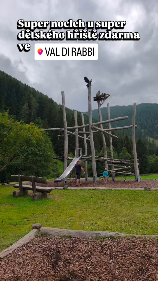 Hledáte místo na přespání kousek od #pontesospeso ve #valdirabbi? S dětmi tady určitě chybu neuděláte 😉....
#vimteamcz #visititaly #visittrentino #visitvaldirabbi #playground #park4night #parkovanivitalii