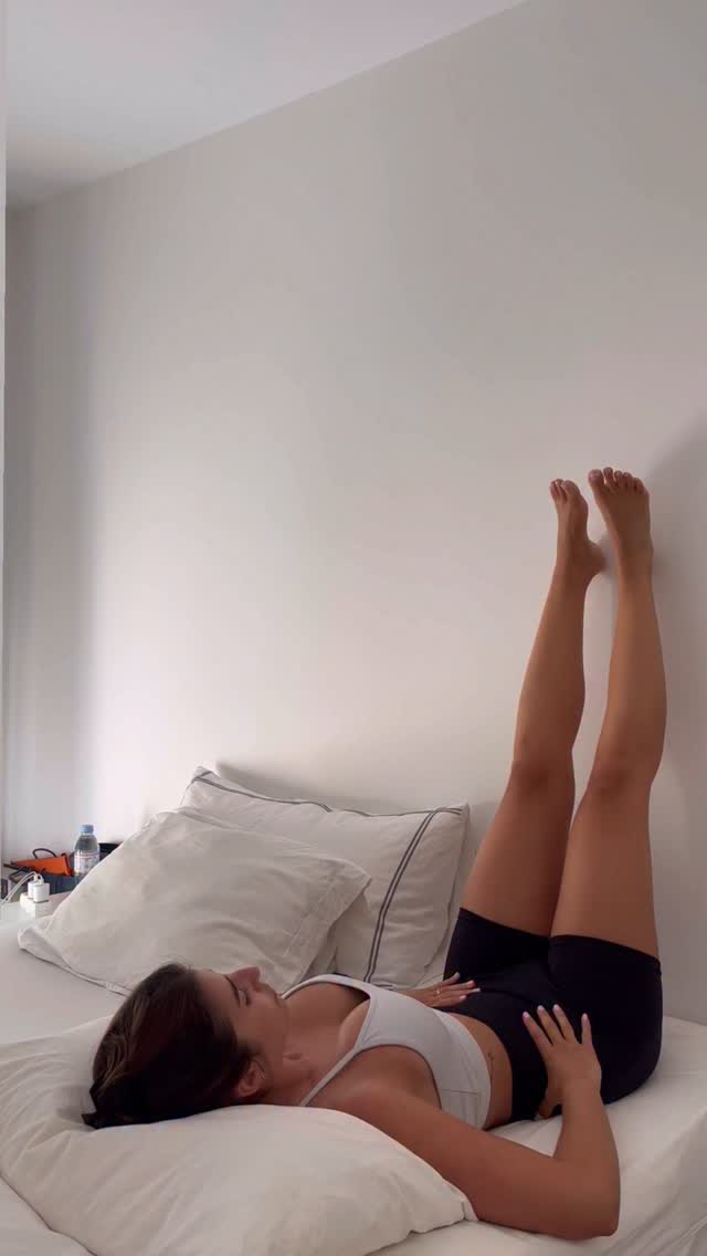 Ce petit geste simple mais qui change définitivement ta routine bien être ! 🌷
En adoptant cette position chaque soir voici ce que j’ai remarqué :
➡️Jambes légères et moins gonflées
➡️Un ventre moins gonflé
➡️Une meilleure circulation sanguine
➡️Un meilleur sommeil
➡️Sensation de légèreté dans tout le corps
➡️Meilleure récupération après le sport
➡️Une meilleure digestion
➡️Moins de stress et d’anxiété (respiration douce)
➡️Moins de tension dans le dos
➡️Moment rien que pour soi
Essaye et dis moi en commentaire ce que tu en penses ! 🤗