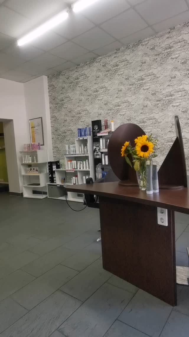 Du willst mehr Locken und Bewegung im HAAR. 💯
Genau richtig für dich egal ob in Berlin oder in Karlsruhe. 🏙️
Let's go Curly.Do. ABER was genau ist Curly.Do? 🤔
Lockenwickler, die wirklich zaubern!
Was genau?
Sanfte Wellen bis hin zu WOW-Locken.
Weniger Aufwand, weniger Stress... Einfach nur #Lockenliebe. 🤩
Kleine Locken, große Wellen, weich und wild.
Probier's aus - wir zeigen dir wie's geht.
Curly.Do deine neue dauerhafte #Lockenliebe #dauerwelle
Du bringst die Haare - wir zaubern die Locken. 💚
Trau dich und komm in die Welt der Curlygils.
Dein Wohlfühlmoment wartet auf Dich!
CURLY.DO
LOCKENFRISEURBERLIN
FRISEURKARLSRUHE
DAUERWELLE
CALLIGRAPHY CUT CURLS
BERATUNG
#Lockenschnitt #CurlyHairBerlin #lockenfriseurberlin #lockenfriseurkarlsruhe #calligraphycut #curlydo #curls #dauerwelle #hairartgalleryberlin #volumenimhaar #bewegungimhaar #langehaare