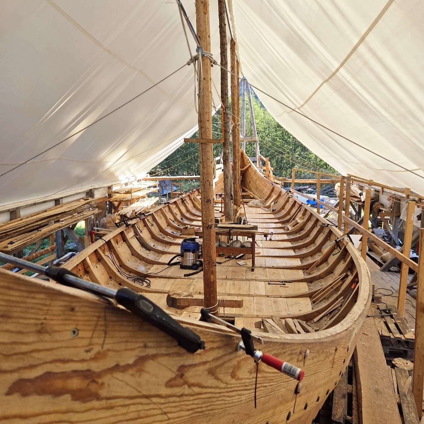 From a vision to reality.
Some mornings are filled with a special kind of magic. 🌄
Today was one of those days. We couldn't help but reflect on how this incredible project started with one man's dream and how far we've come.
The morning sun created the perfect mood, bringing a sense of calm, wonder and anticipation.
There are still many tasks to complete, but we're on schedule. Volunteers are now turning up daily to help! ❤️
The ship launch is only two weeks away, and next week will see a lot of action. We'll make sure to share it with you. 😀
#hardraade #vikingship #norway #shipbuilding #woodworking #boatbuilding #vikingage #longship #Scandinavia #vikinghistory #vikings