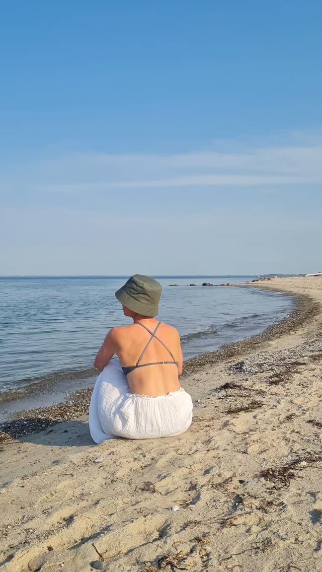 At huske de små pauser - den stille stund uden distraktioner.
En lille pause i hverdagen, kan være blot det at lukke øjnene, og tage 3 dybe vejrtrækninger, hvor du forlænget udåndingen en smule 🌱🤍
.
.
.
#yoga #ro #yogi #yogalærer #instayoga #yogagram #yogafyn #yogadk #pause #nærvær