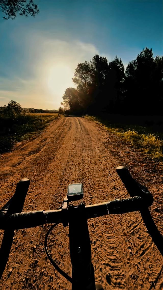 Recap first half of summer served with dust, climbs & Gravel House love ✨
Come stay at @grvlhouse and discover it for yourself 🌾🚲
Hit us up to craft your one-of-a-kind adventure at Gravel House Empordà 🚀
#gravelcycling #gravelbike #adventurecycling #bikepacking #gravelgrind #cyclinglife #gravelriding #explorebybike #graveladventure #ridegravel #pedalandexplore #adventureonwheels #biketrip #recovery #trainingcamp #roadbiking #cyclingtips