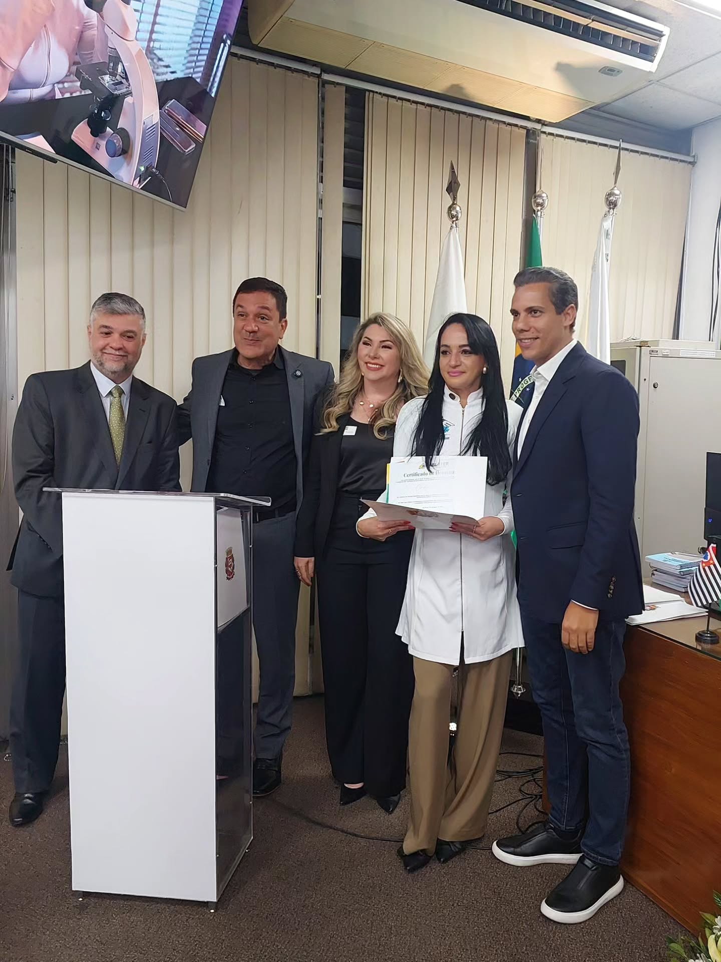 Que honra imensa viver esse momento!
No último 07/08/2025, fui homenageada na Câmara Municipal de São Paulo pelo meu trabalho como Lashterapeuta. Uma emoção imensa ver a nossa profissão sendo reconhecida e valorizada.
Mais do que um reconhecimento individual, este momento representa anos de dedicação e paixão pelo que faço e também é reflexo da força da nossa categoria.
Ser reconhecida pelo trabalho e dedicação é mais que um momento… é a confirmação de que cada detalhe, cada cuidado e cada olhar transformado valem a pena.
Agradeço a @ontopbrazil @ablater_brasil @ricardoholzoficial e @gabriel.abreu2 por apoiarem, acreditarem e darem visibilidade ao nosso trabalho.
Gratidão por fazer parte dessa história. ✨🇧🇷
#Lashterapeuta #Reconhecimento #Gratidão #Profissão #BelezaComPropósito