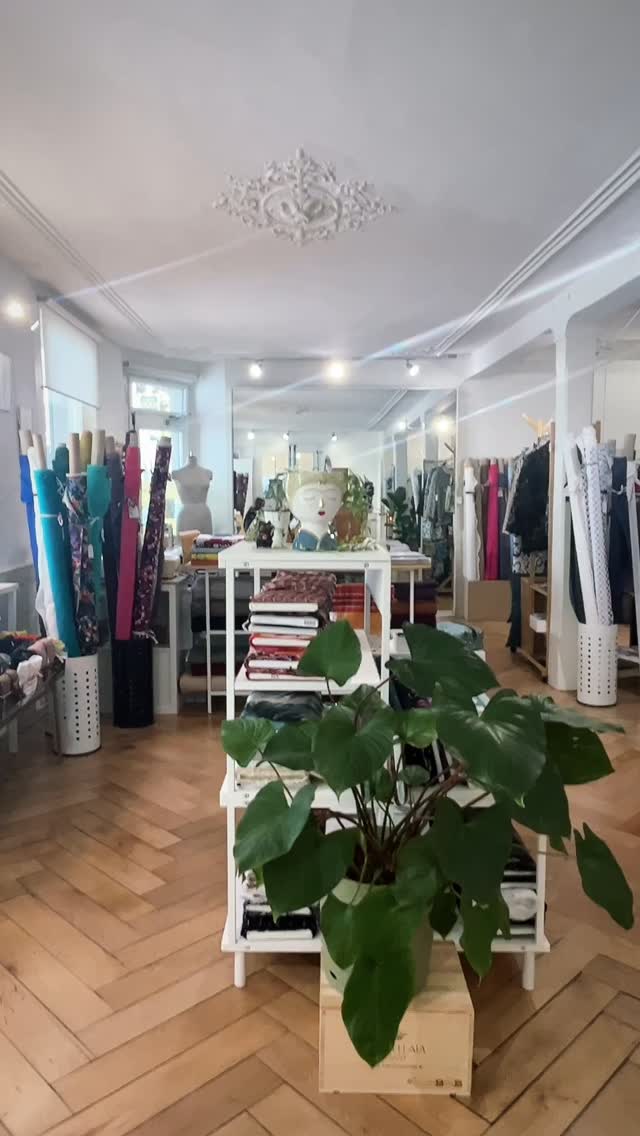 Viele neue Schnittmuster sind heute eingetroffen - es sind zwar noch nicht alle online, aber alle findet ihr im Atelier 😍😍🤗 Entdecke noch viele weitere im Atelier für deine Spätsommer- oder bereits Herbstnähprojekte 🫶🏼🍁☀️ Viel Freude beim stöbern 🙋🏻♀️🌸🥰